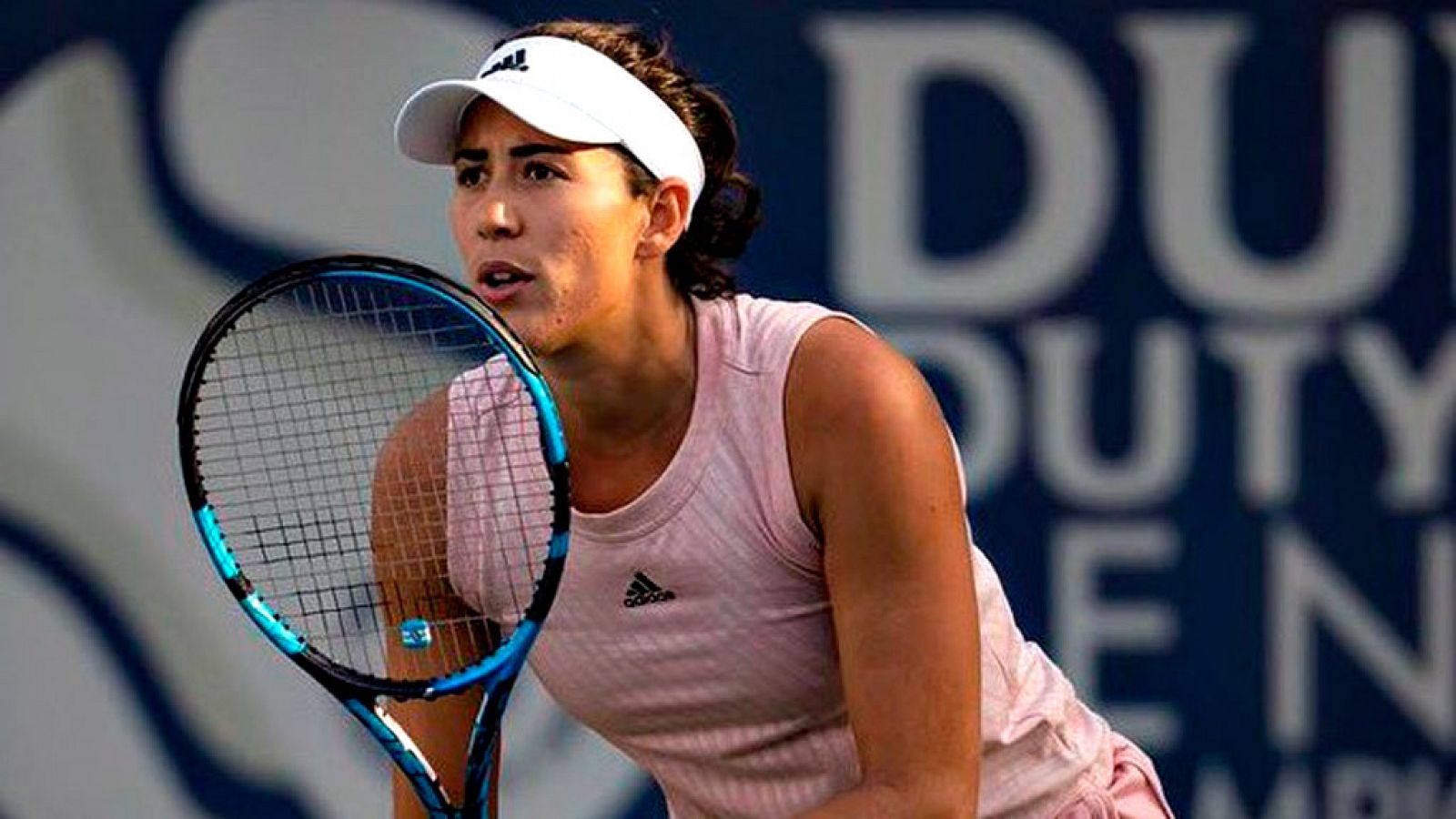 Garbiñe Muguruza durante un entrenamiento en Dubái previo al arranque del Torneo WTA 500.