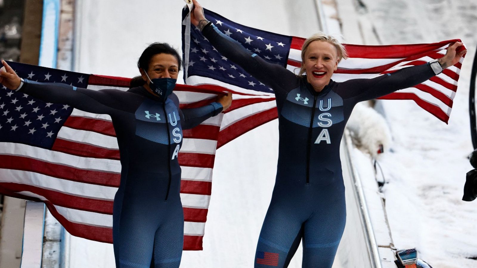 Imagen de las estadounidenses Kaillie Humphries y Elana Meyers tras lograr el oro y la plata en el monobob de Pekín 2022.