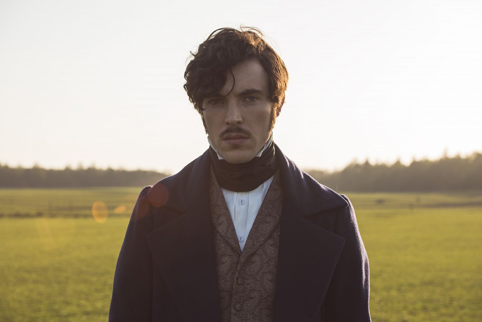 Tom Hughes es el encargado de dar vida al príncipe Alberto