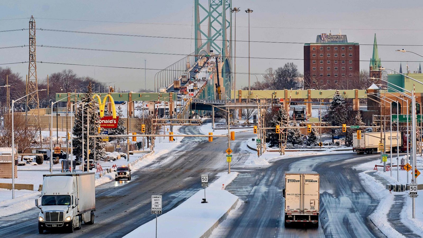 Camiones conduciendo por la carretera hacia el Ambassador Bridge, en Ontario, Canadá, que ha sido reabierto al tráfico este lunes.