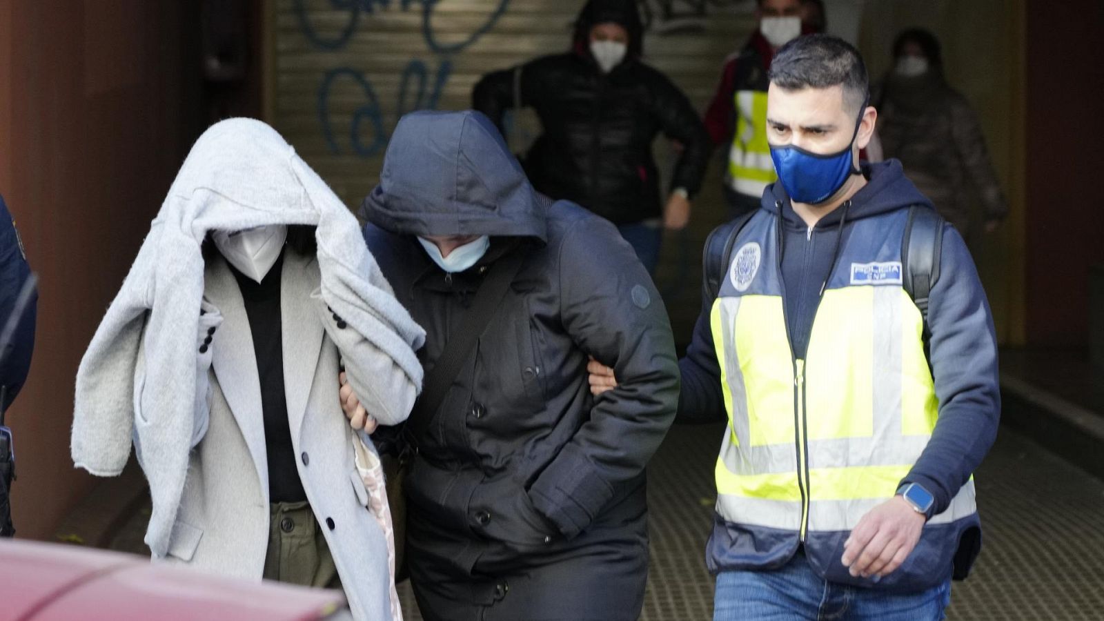 La Policía Nacional custodia a dos de los cinco técnicos del área de Cultura y Deportes del Ayuntamiento de Cornellà de Llobregat