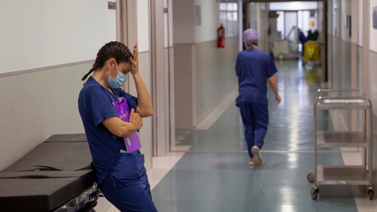 Una enfermera de la Unidad de Cuidados Intensivos (UCI) del Hospital Santa Lucía de Cartagena en febrero de 2021.