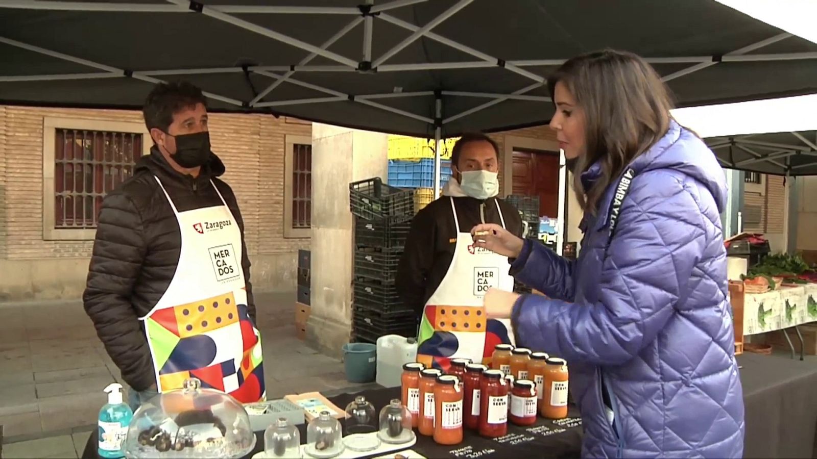 Una reportera de Comando Actualidad en el puesto de un mercado aragonés.