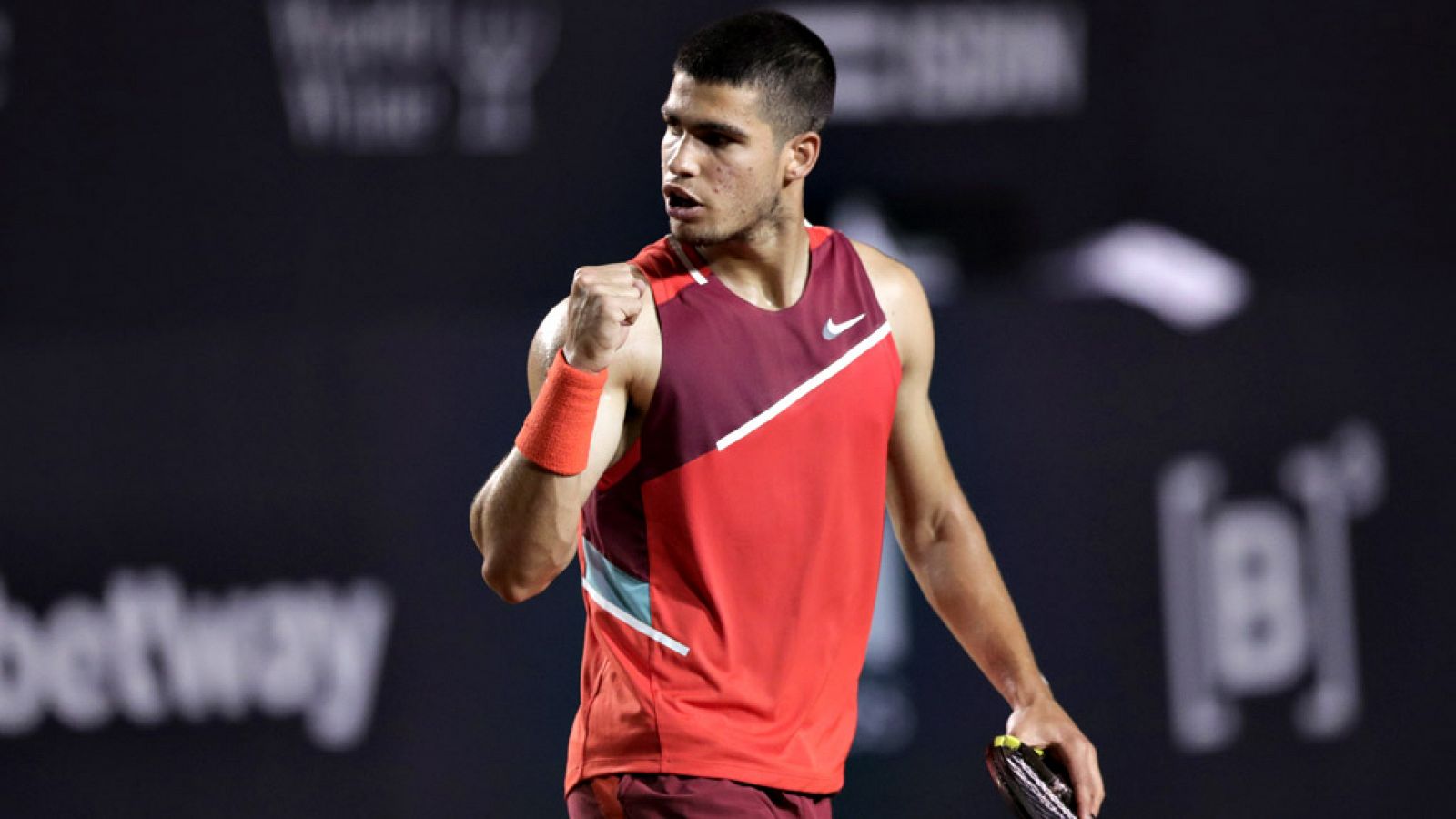 Carlos Alcaraz de España celebra un punto ante Jaume Munar de España hoy, en un partido del día tres del Abierto de Tenis de Río de Janeiro (Brasil).