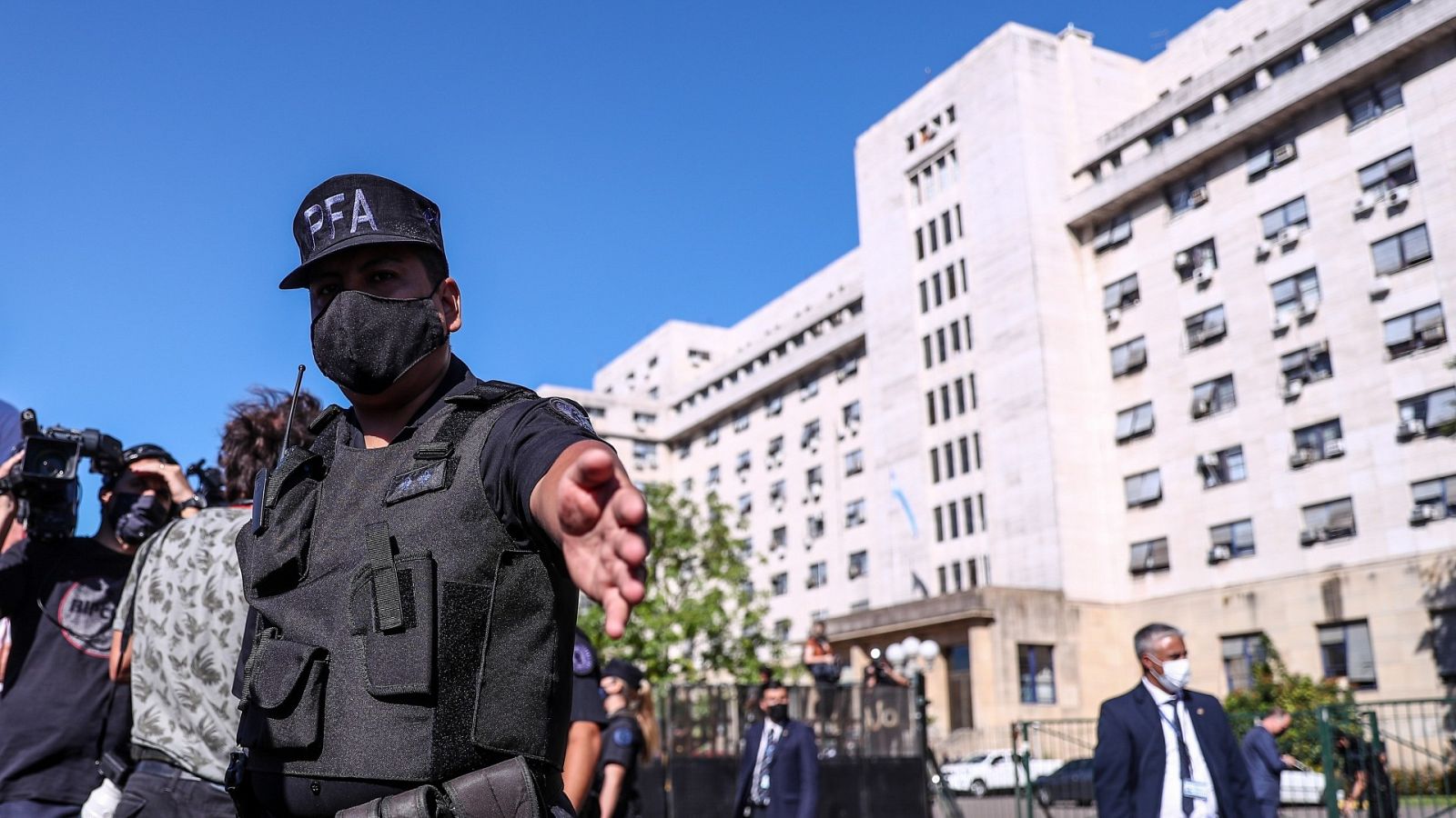 Policías y medios de comunicación esperan la llegada a declarar del presidente argentino Alberto Fernández a los tribunales federales