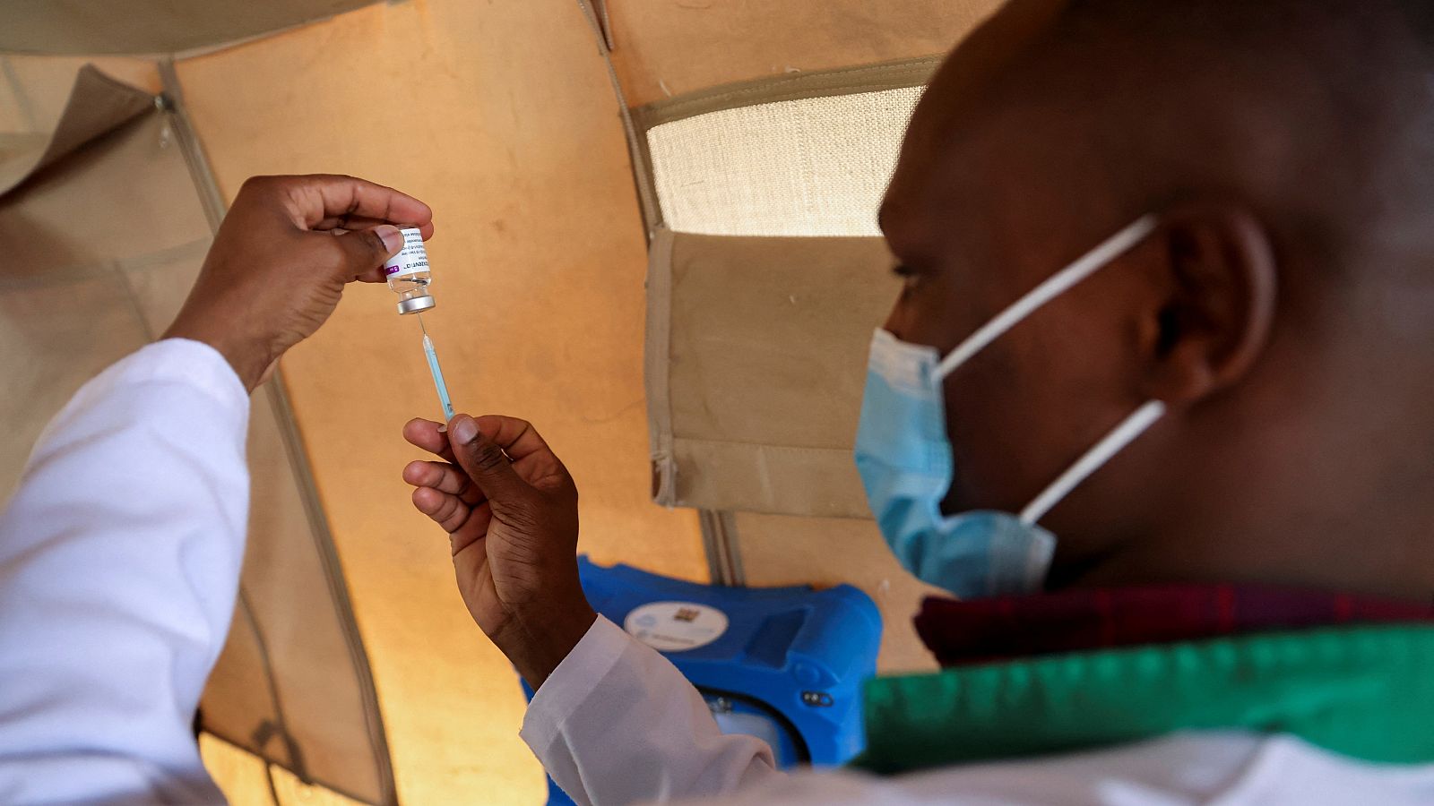 Un sanitario prepara una dosis de la vacuna de AstraZeneca en el hospital de Marok, Kenia.