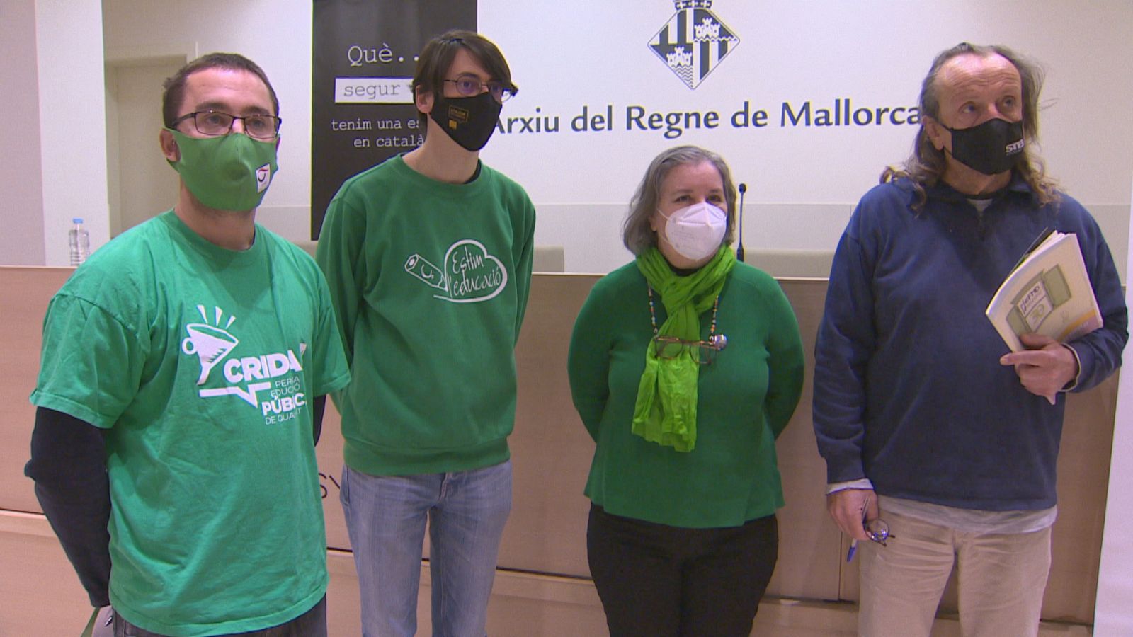 Roda de premsa de membres del moviment Escola en Català
