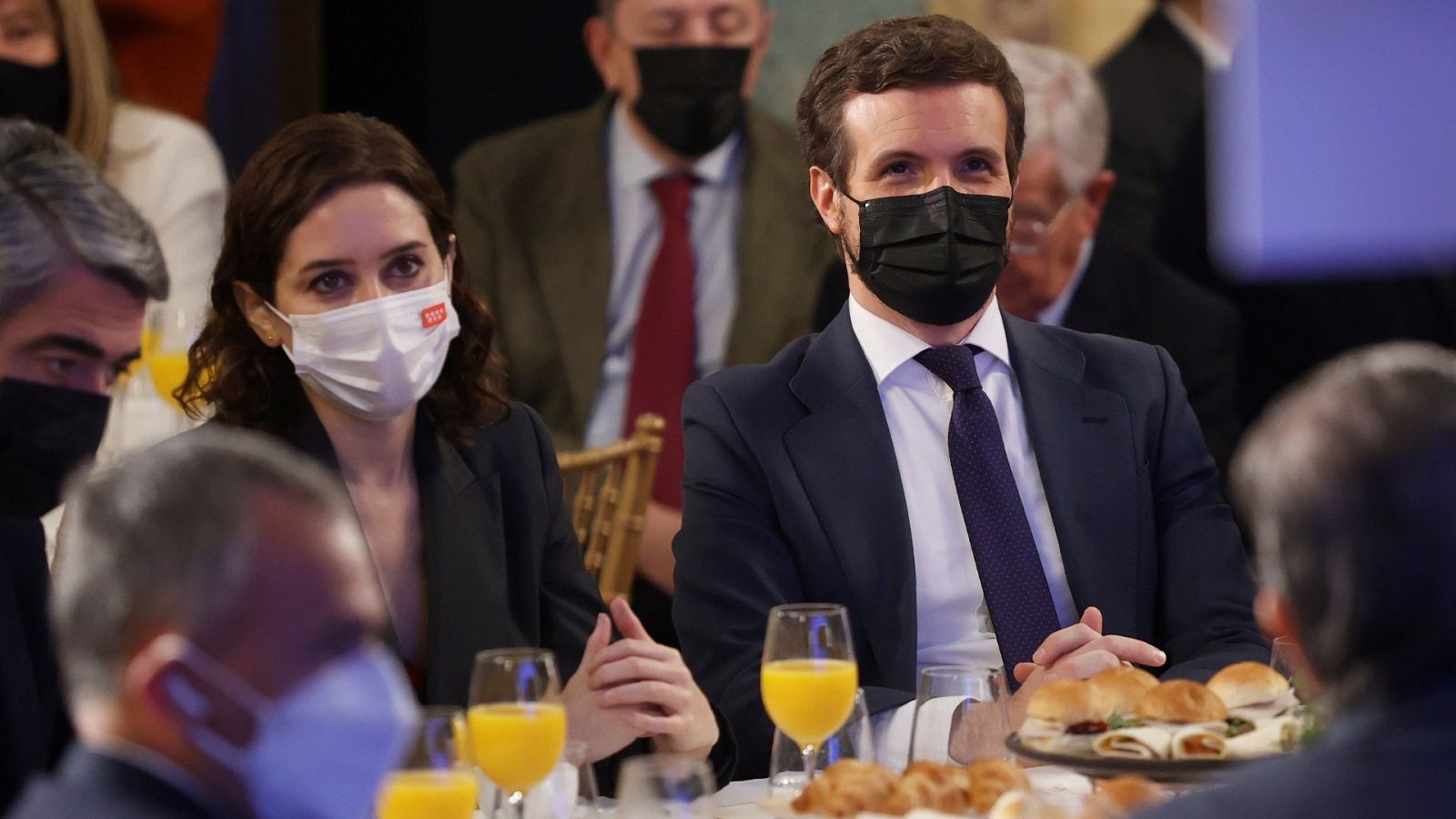 El líder del PP, Pablo Casado (d) y la presidenta de la Comunidad de Madrid, Isabel Díaz Ayuso (i)