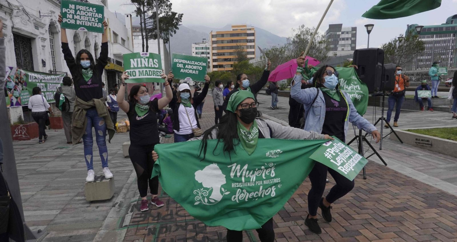 Activistas por el derecho al aborto frente al edificio de la Asamblea Nacional  de Ecuador. 