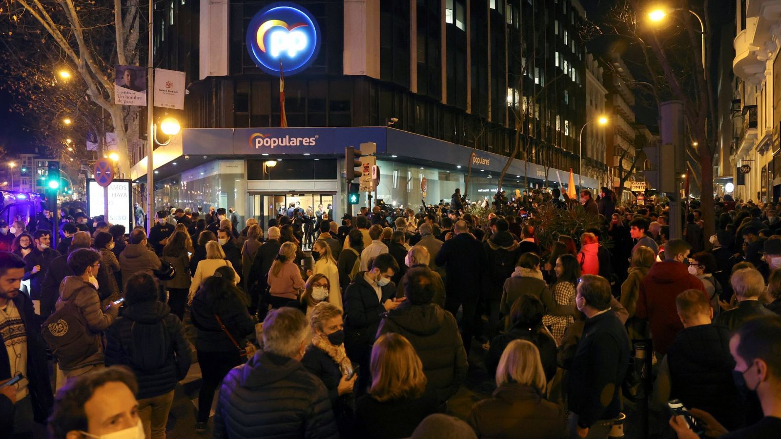 Militantes del PP se manifiestan ante la sede de Génova para pedir la dimisión de Casado