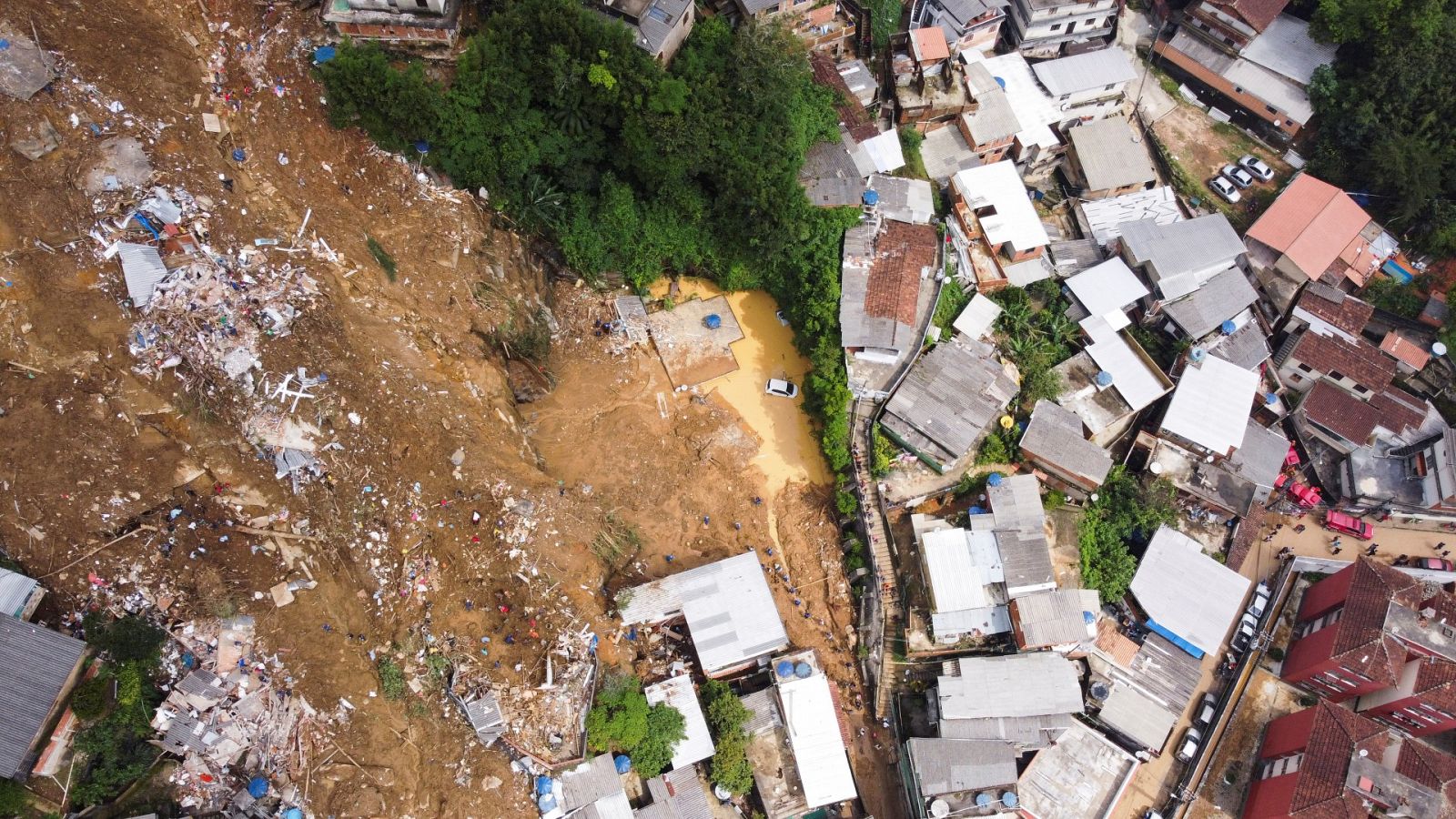 Vista general de un desprendimiento de tierra tras las lluvias torrencias en Petrópolis