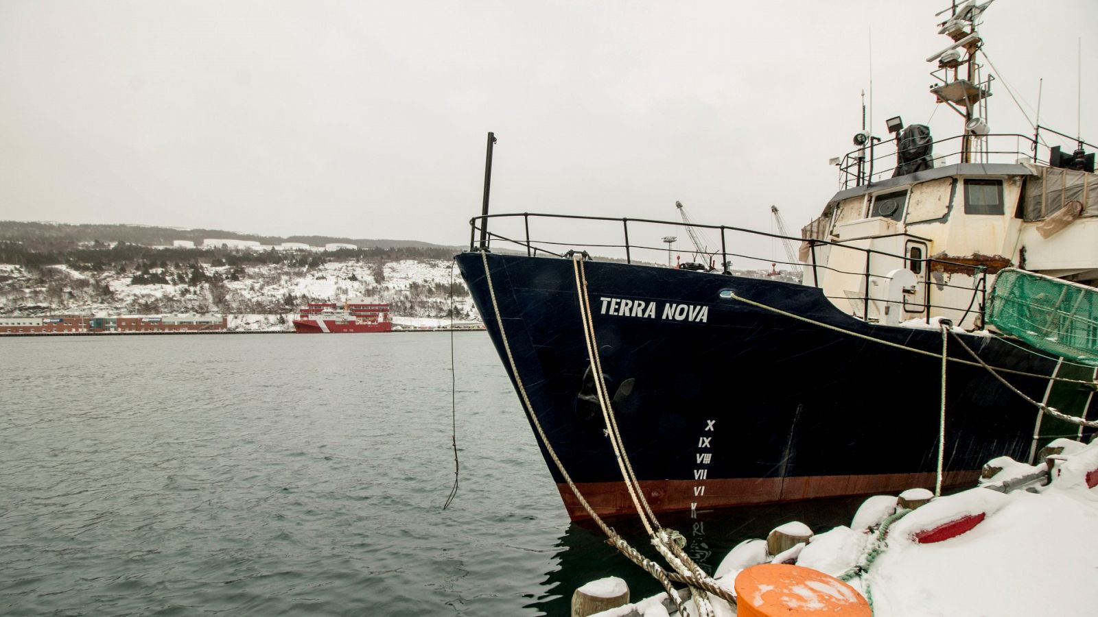 Llega a Terranova el barco que transporta dos fallecidos del Villa de Pitanxo