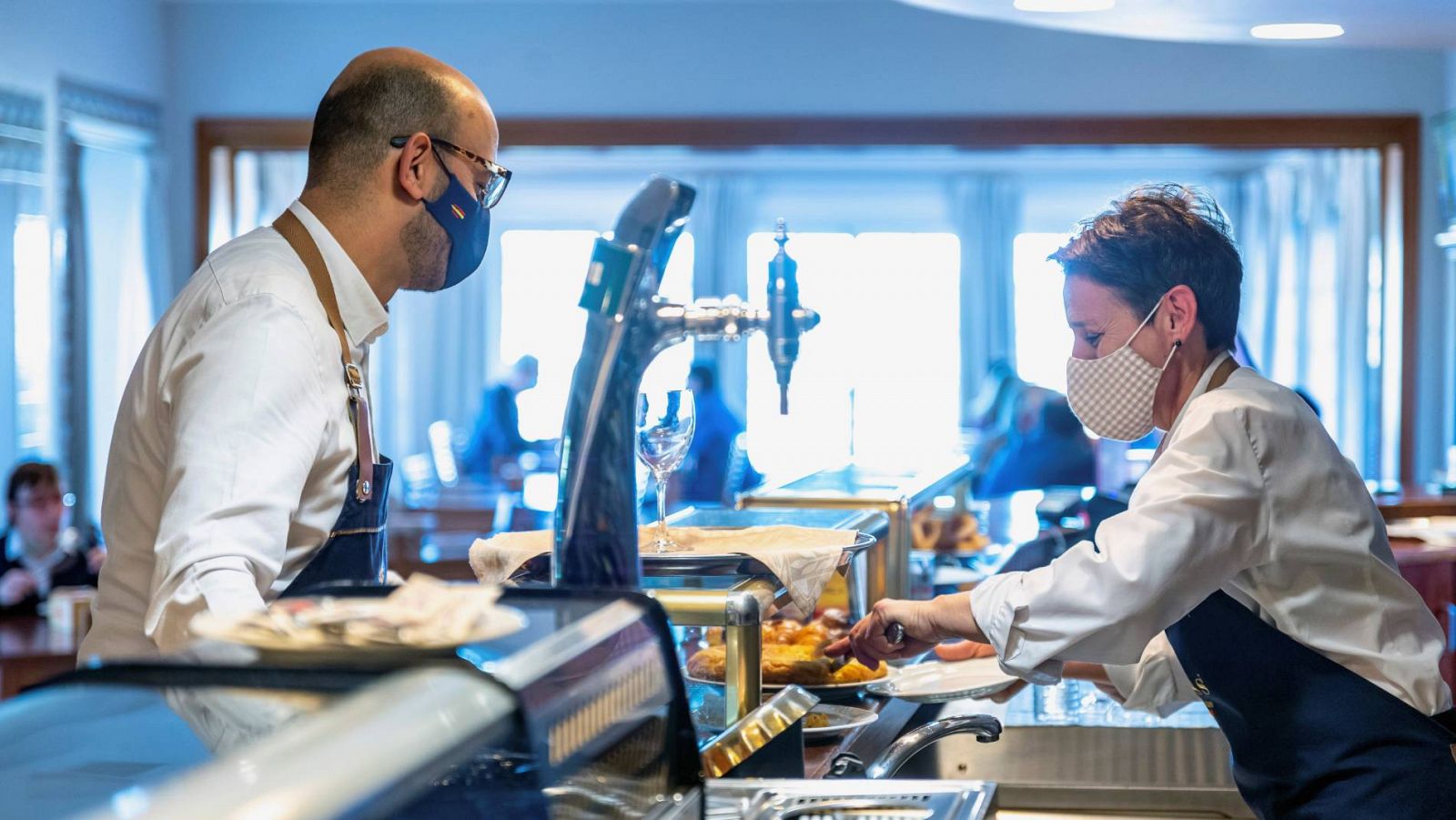 Dos camareros en una cafetería de Toledo el pasado mes de diciembre