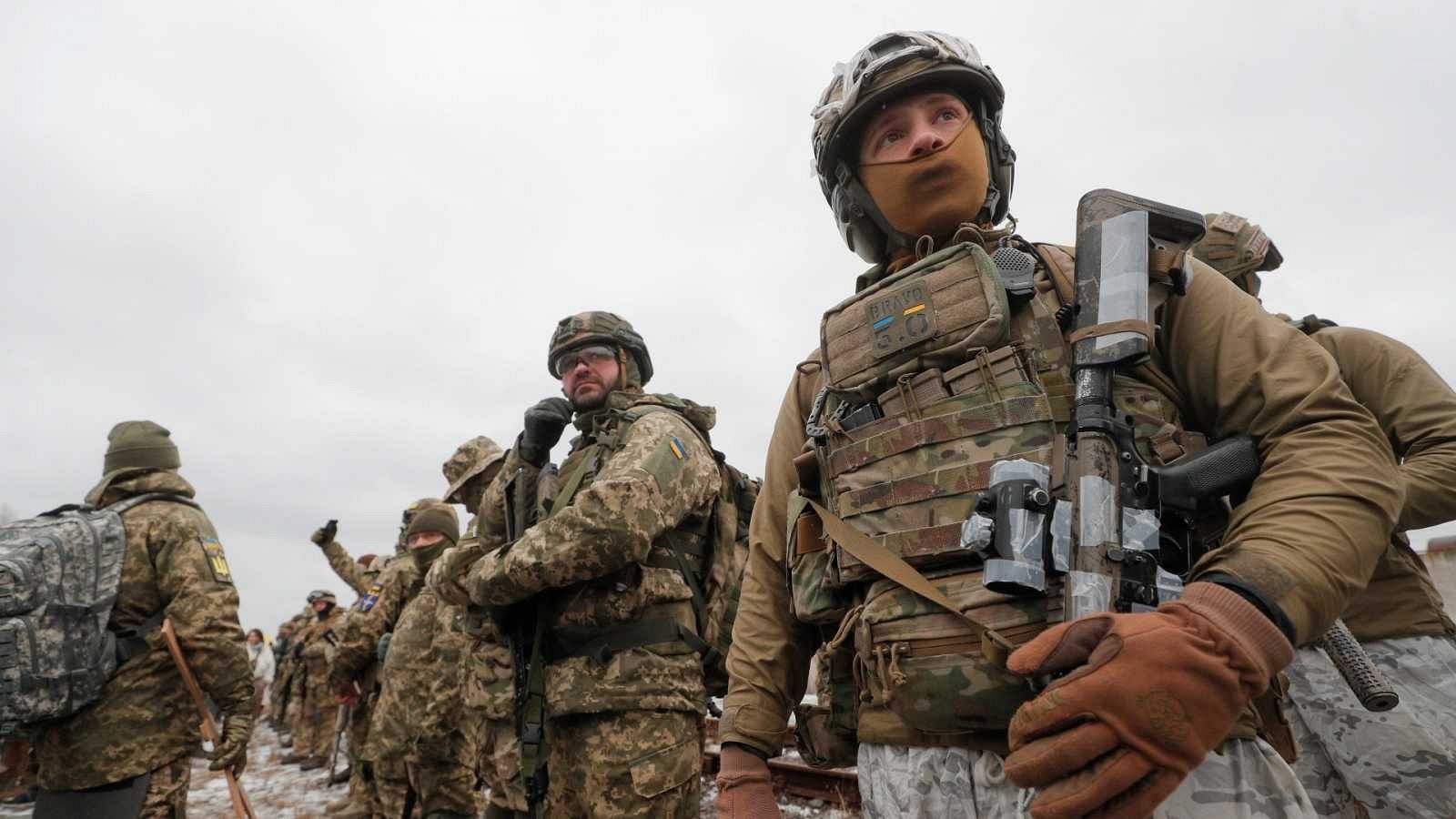 Reservistas ucranianos en un ejercicio militar en un campo de entrenamiento cerca de Kiev