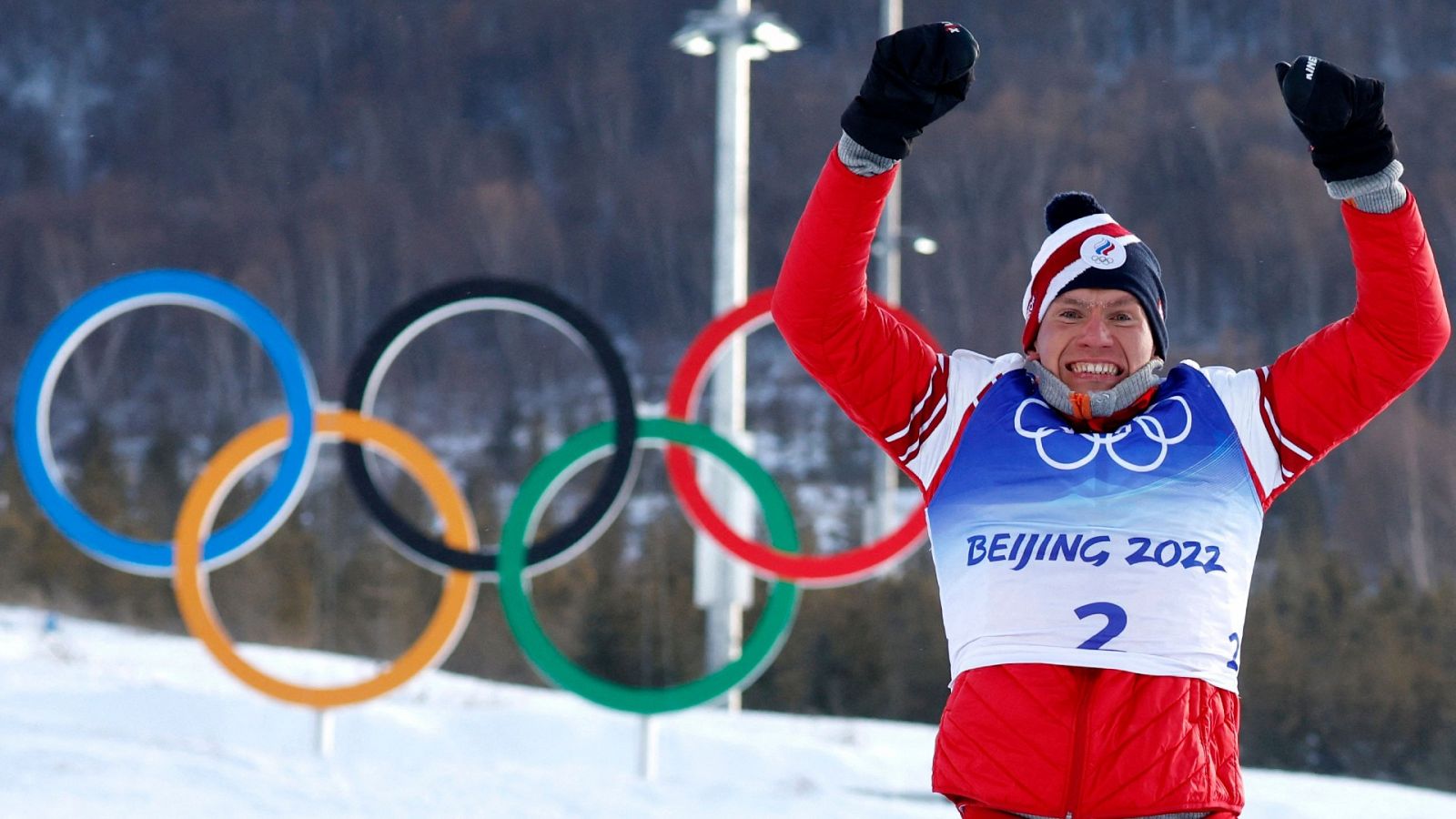 Alexander Bolshunov celebra su oro en los 50Kms de esquí