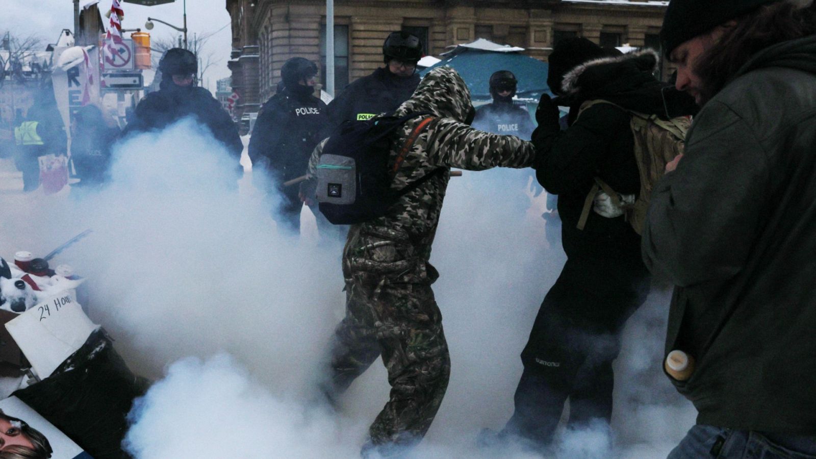 Una imagen del 19 de febrero de 2022 de los enfrentamientos entre la Policía de Ottawa (Canadá) y los manifestantes antivacunas que bloquean el centro de la ciudad.