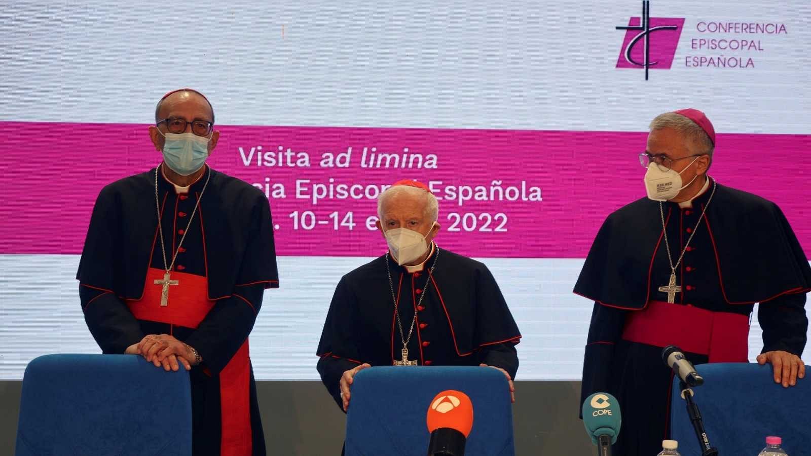 El presidente de la Conferencia Episcopal Española, Juan José Omella (i), tras reunirse con el papa en Roma, en enero de 2022.