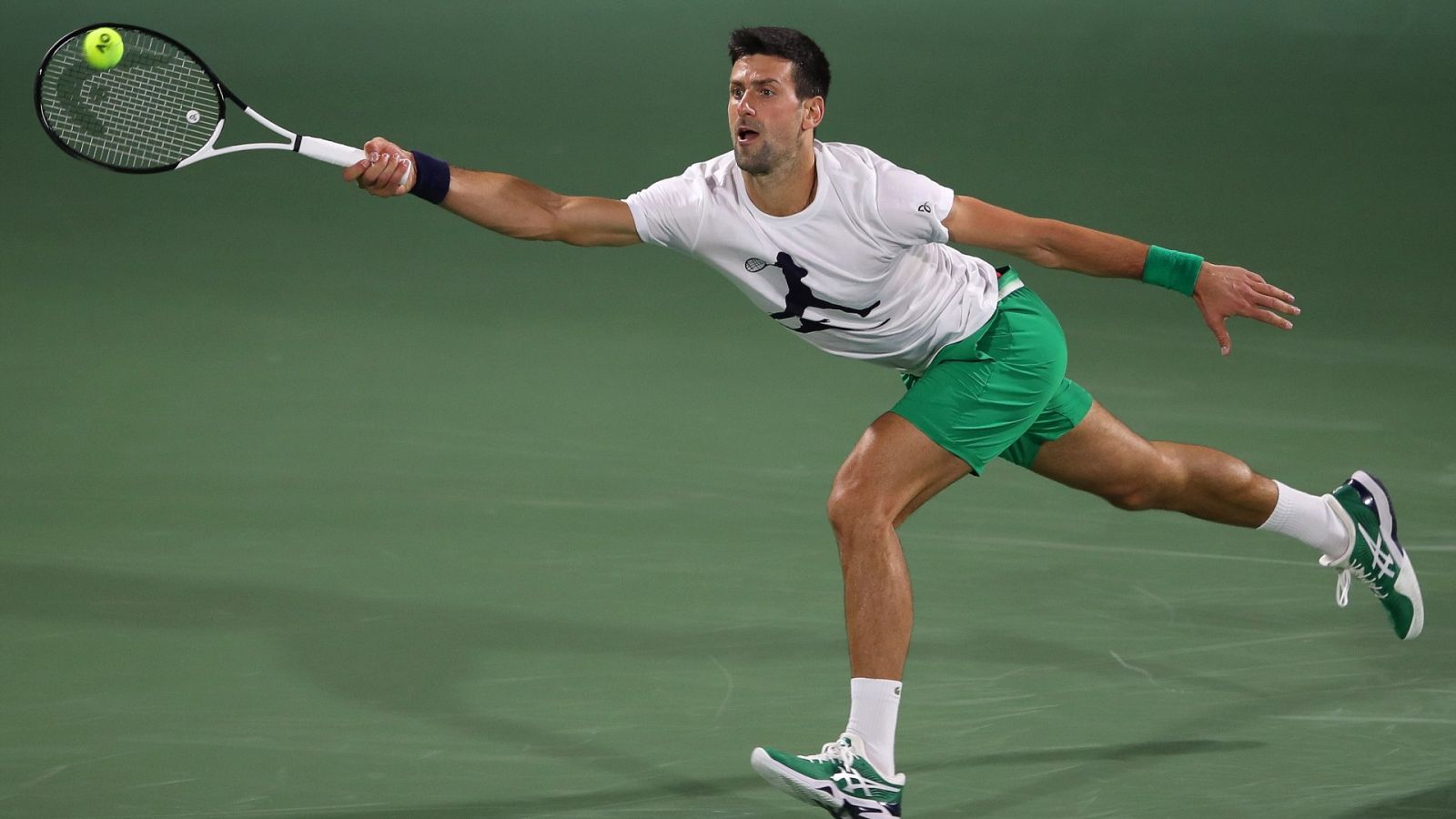 Djokovic durante un entrenamiento en Dubái.