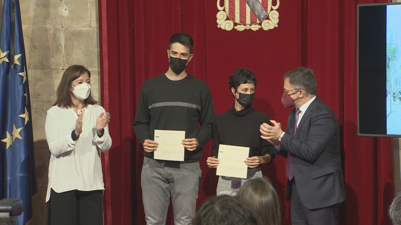 La presidenta del Govern, Francina Armengol i el Conseller d'Habitatge i Mobilitat, Josep Marí, junt amb els guanyadors del primer premi 'Mur Endins'
