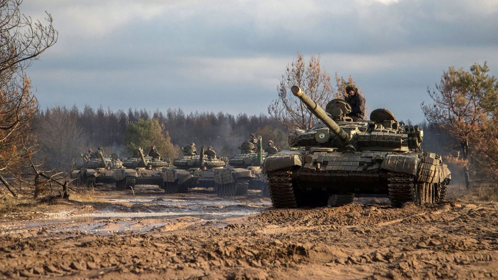 Tanques ucranianos en una imagen tomada por el Servicio de Prensa de las Fuerzas Navales