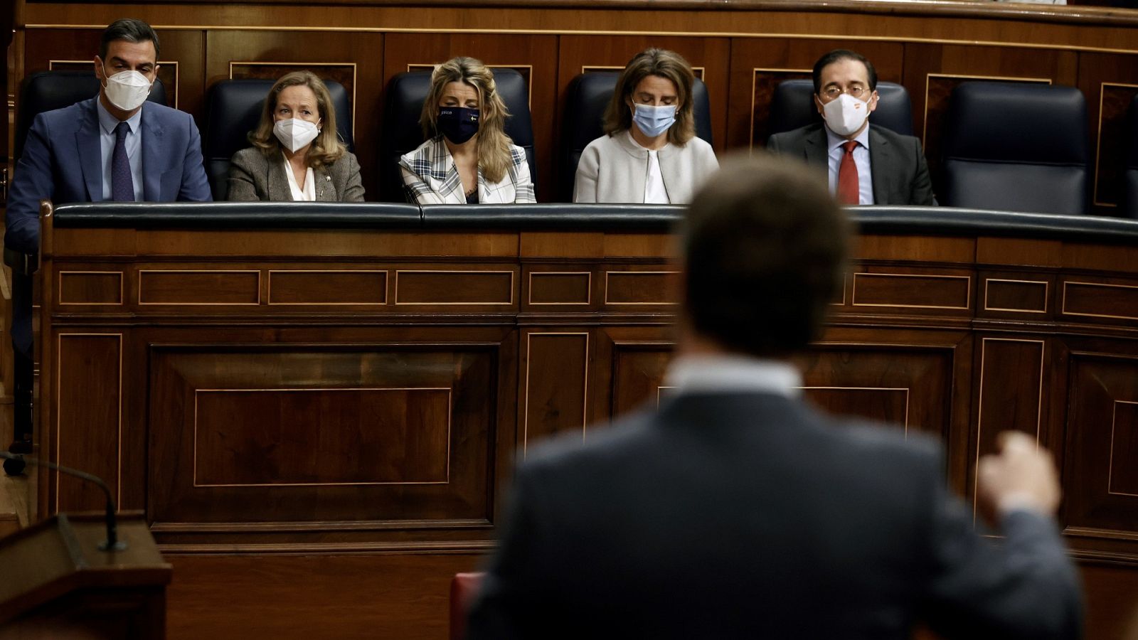 El líder del PP, Pablo Casado, interpela al presidente del Gobierno, Pedro Sánchez, en una sesión de control al Gobierno en el Congreso.