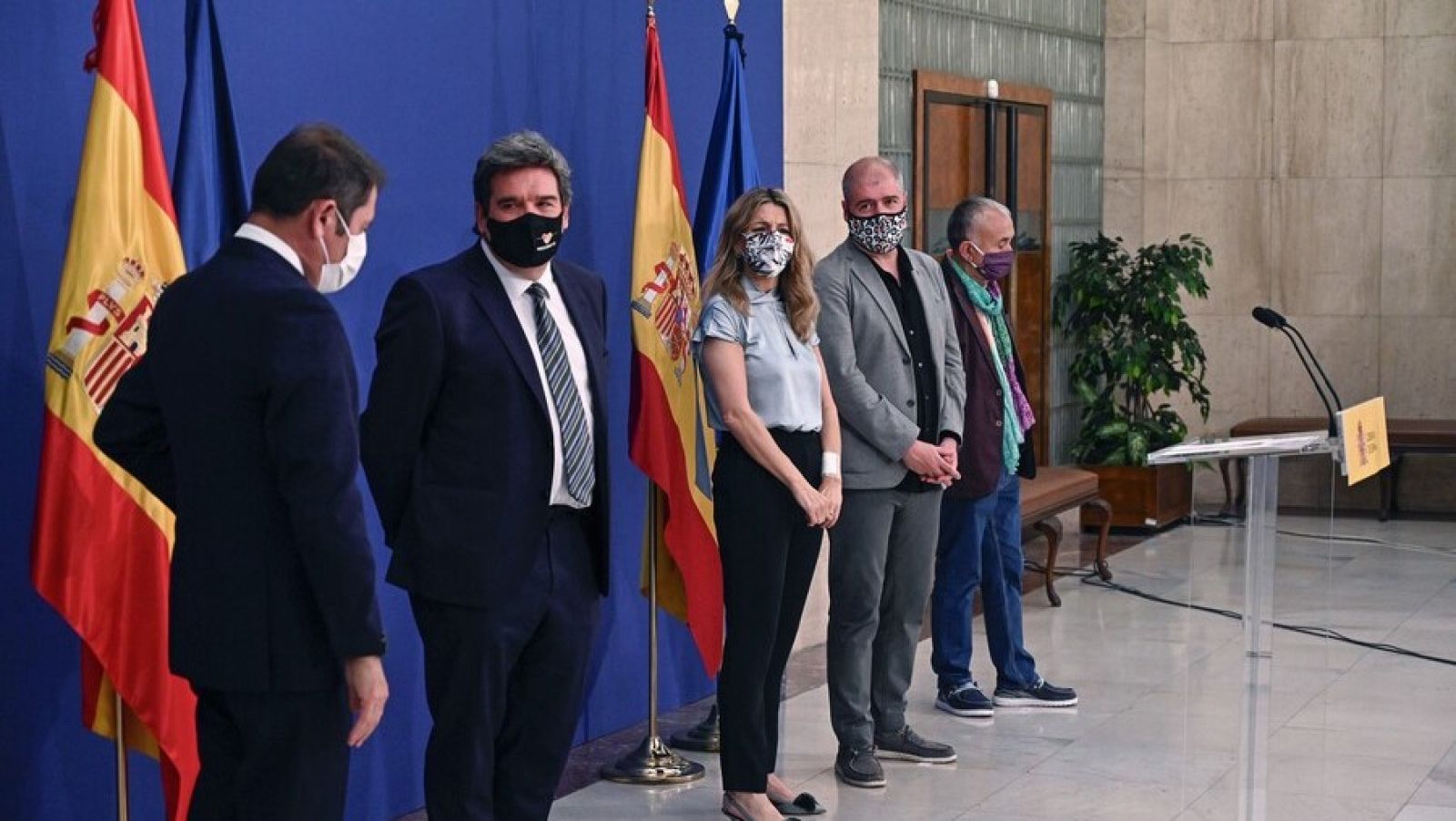 La ministra de Treball, Yolanda Díaz i el ministre de Seguretat Social, José Luís Escriva amb els representants de patronal i sindicats