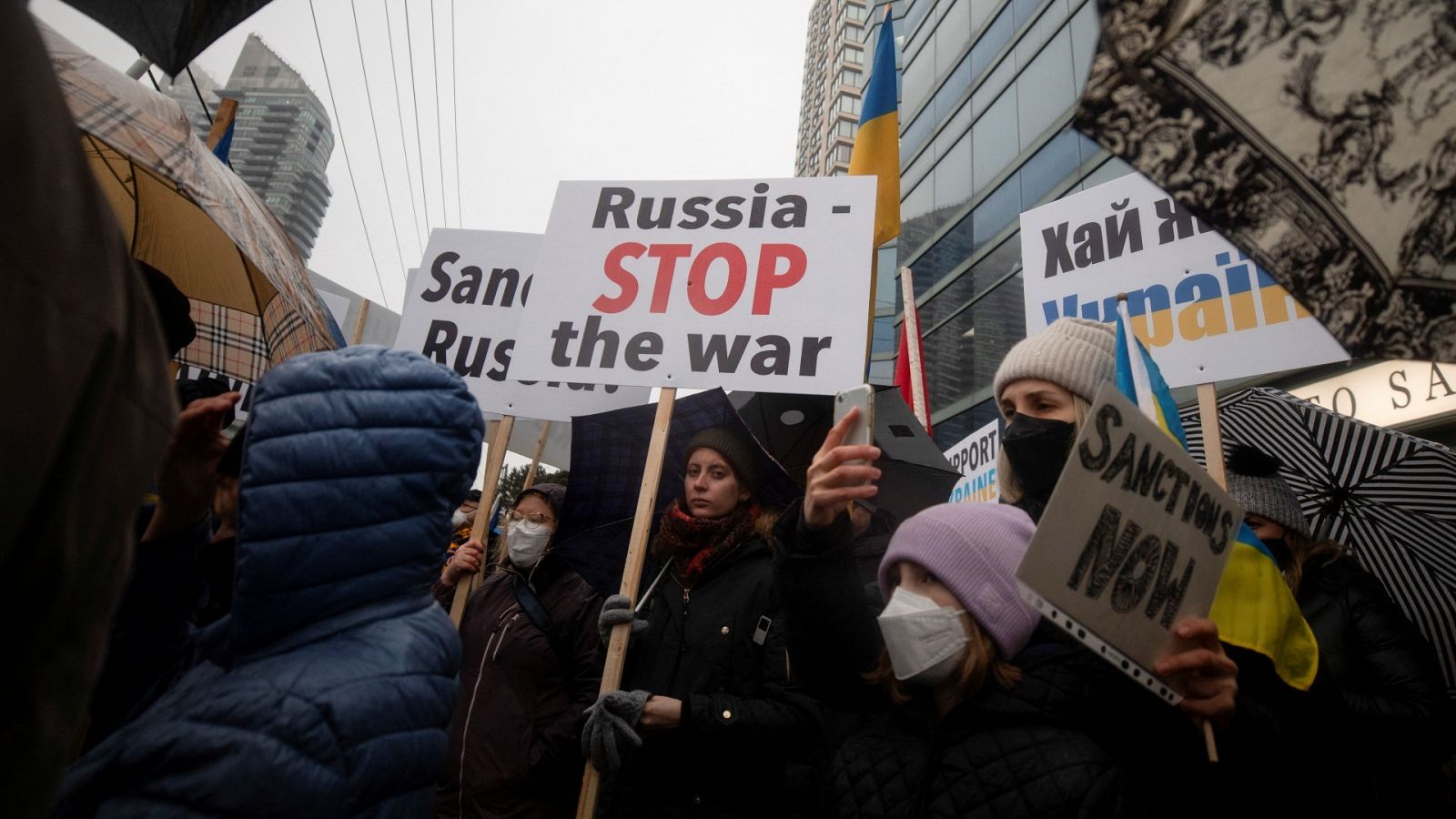 Manifestación en apoyo a Ucrania frente al Consulado de Ucrania en Toronto, Canadá