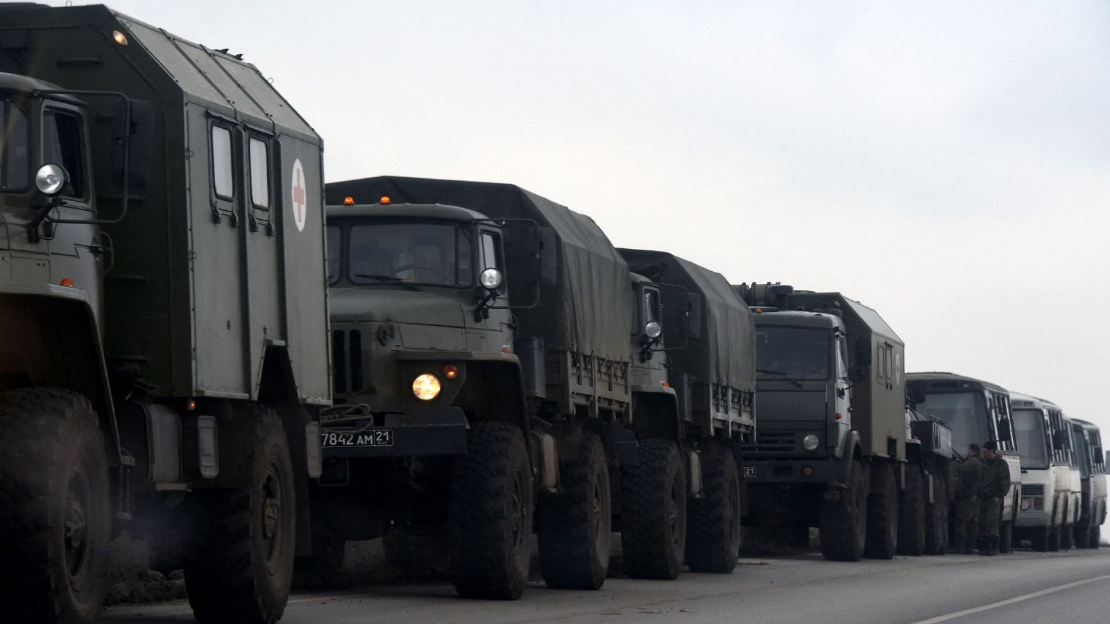 Camiones y autobuses militares rusos vistos cerca de Donestk