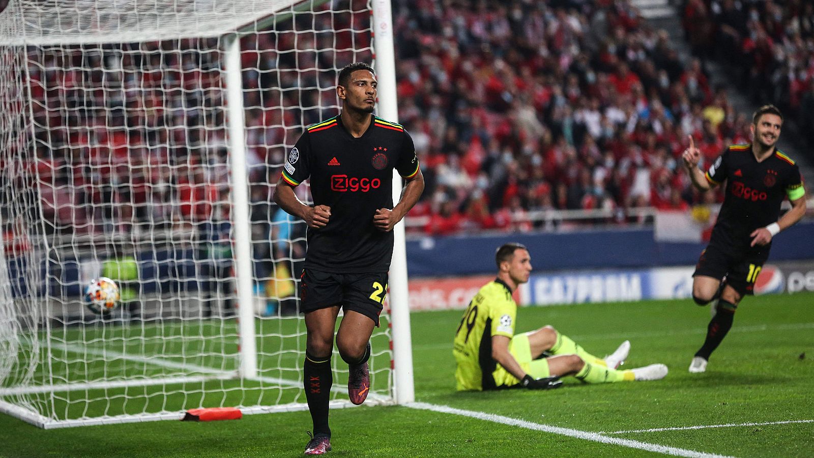 Sebastien Haller celebra el segundo gol del Ajax en casa del Benfica.