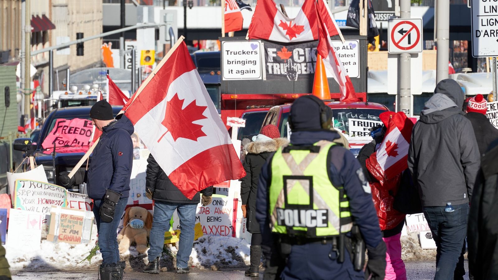 Policías vigilan cerca del Parlamento mientras los camioneros protestan en Ottawa