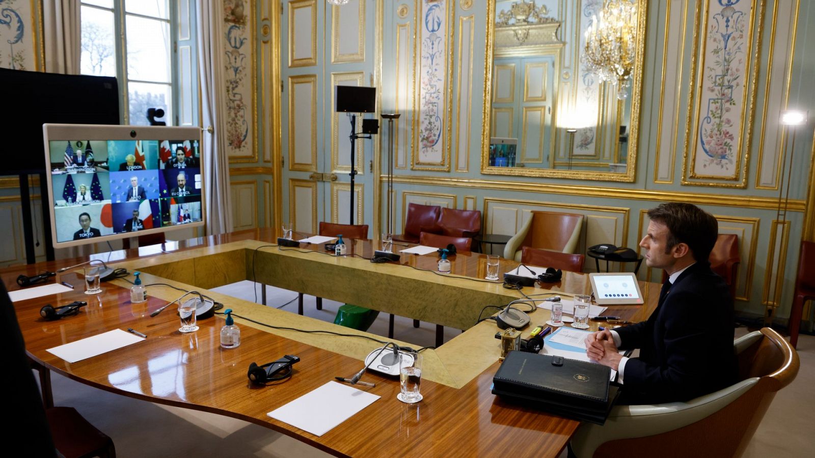 El presidente francés Emmanuel Macron participa en una videoconferencia de los líderes del G7 sobre Ucrania