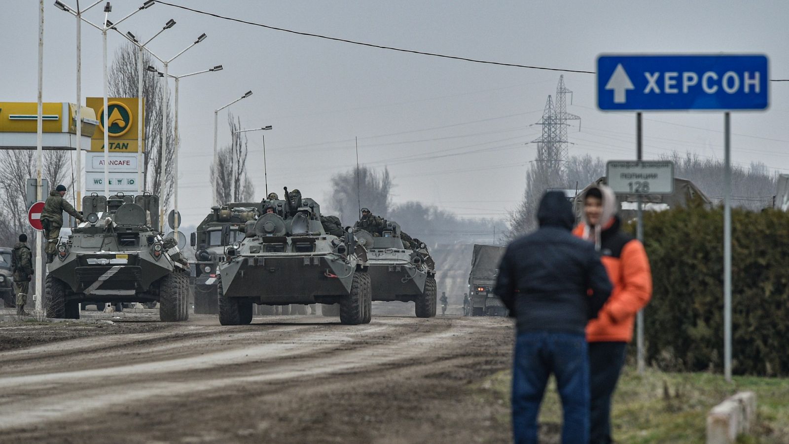 Tropas rusas avanzan hacia Ucrania por una carretera cercana a Armiansk