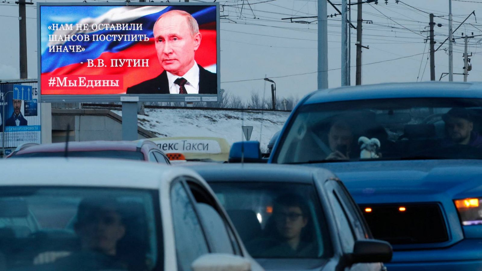 Cartel con la efigie de Vladímir Putin, sobre un atasco en San Petersburgo