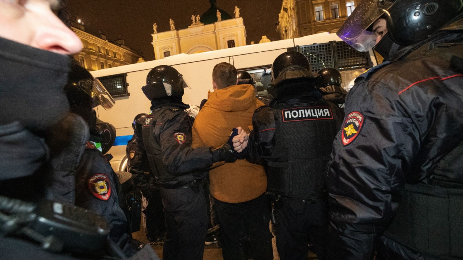 La policía rusa llevándose a una persona detenida tras la manifestación celebrada el viernes 25 de febrero de 2022 en San Petersburgo en rechazo de la invasión de Ucrania.