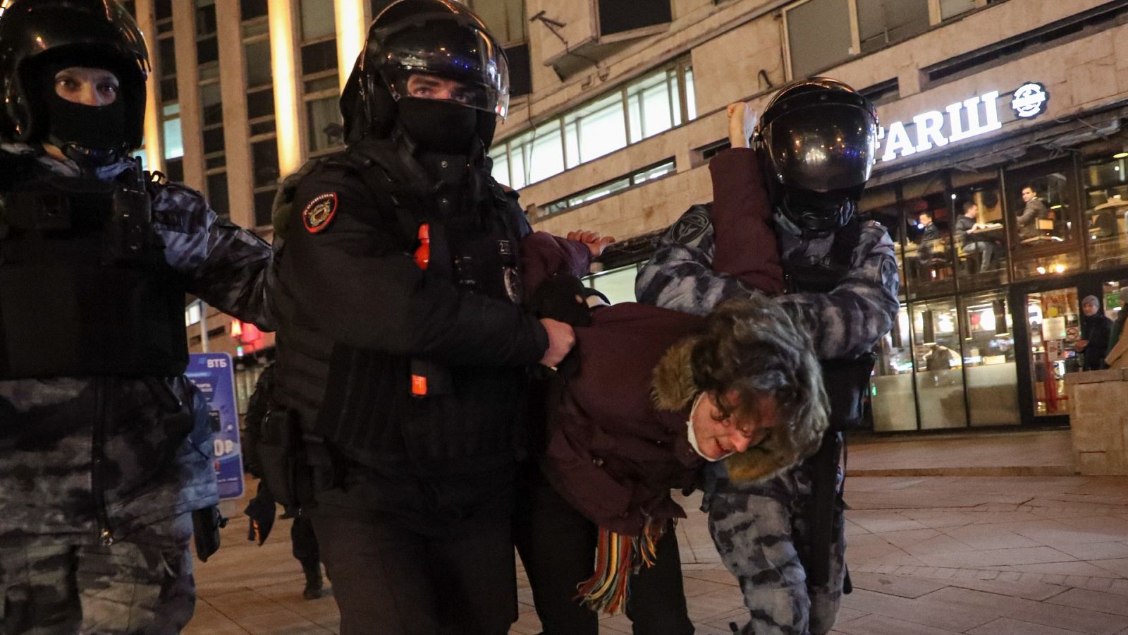 Agentes de la policía rusa detienen a un manifestante tras una protesta en Moscú contra la guerra en Ucrania.