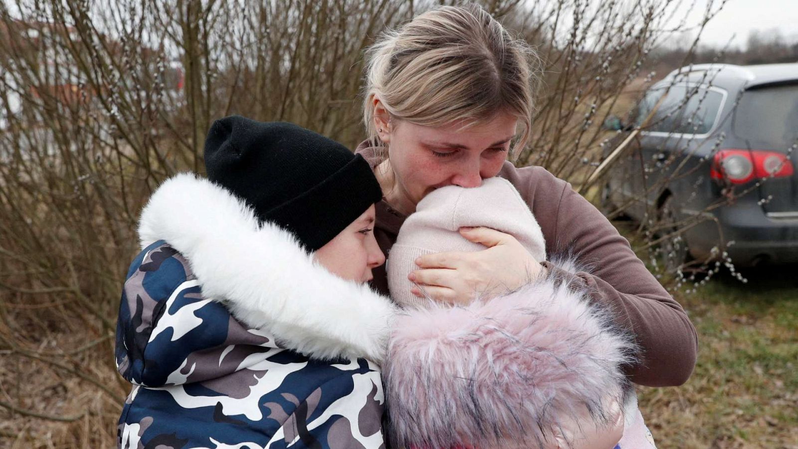 Anna Semyuk abraza a sus hijos en el cruce fronterizo de Beregsurany, Hungría
