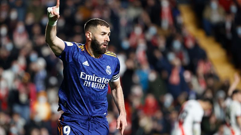 Karim Benzema celebra su gol al Rayo Vallecano.