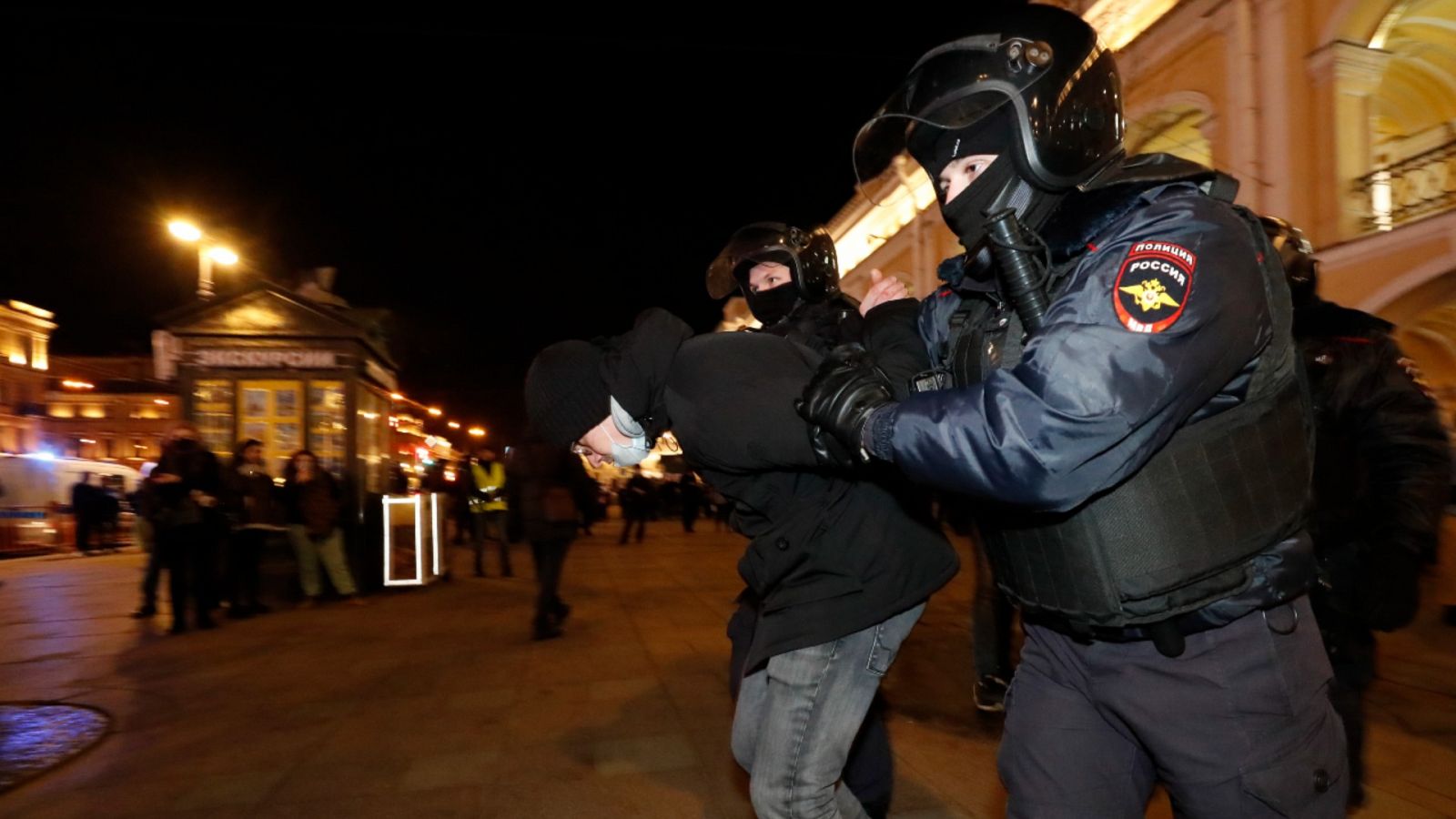 La policía rusa llevándose a una persona detenida tras la manifestación celebrada el sábado 26 de febrero de 2022 en San Petersburgo en rechazo de la invasión de Ucrania.