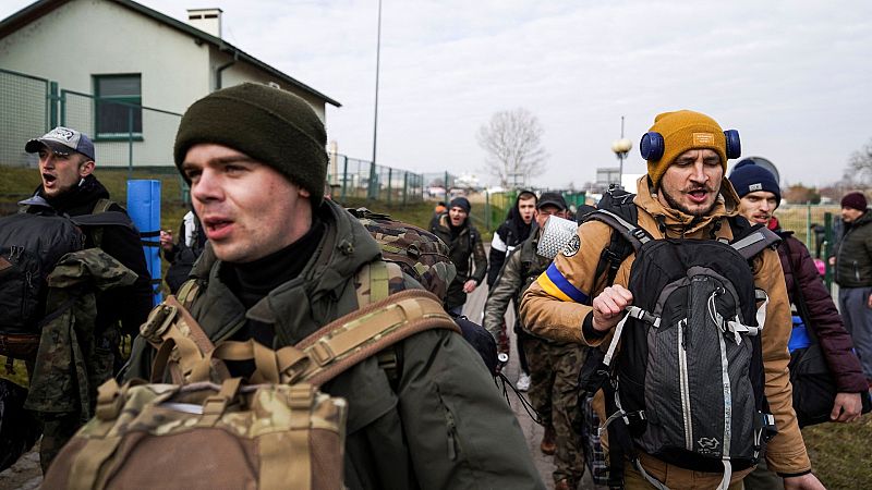 Soldados ucranianos en el paso fronterizo de Medyka