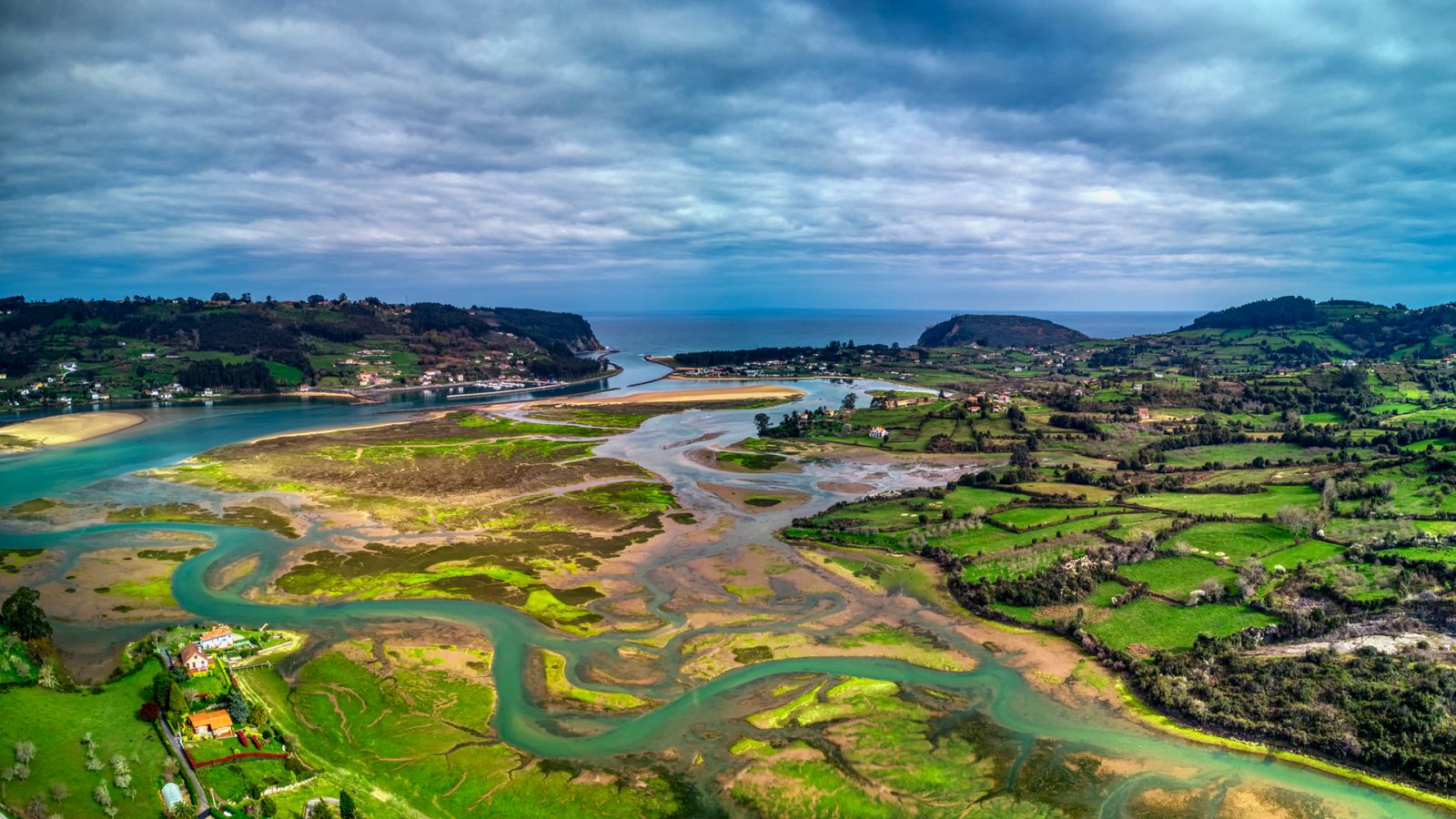 Vista aérea de la ría de Villaviciosa, en Asturias.