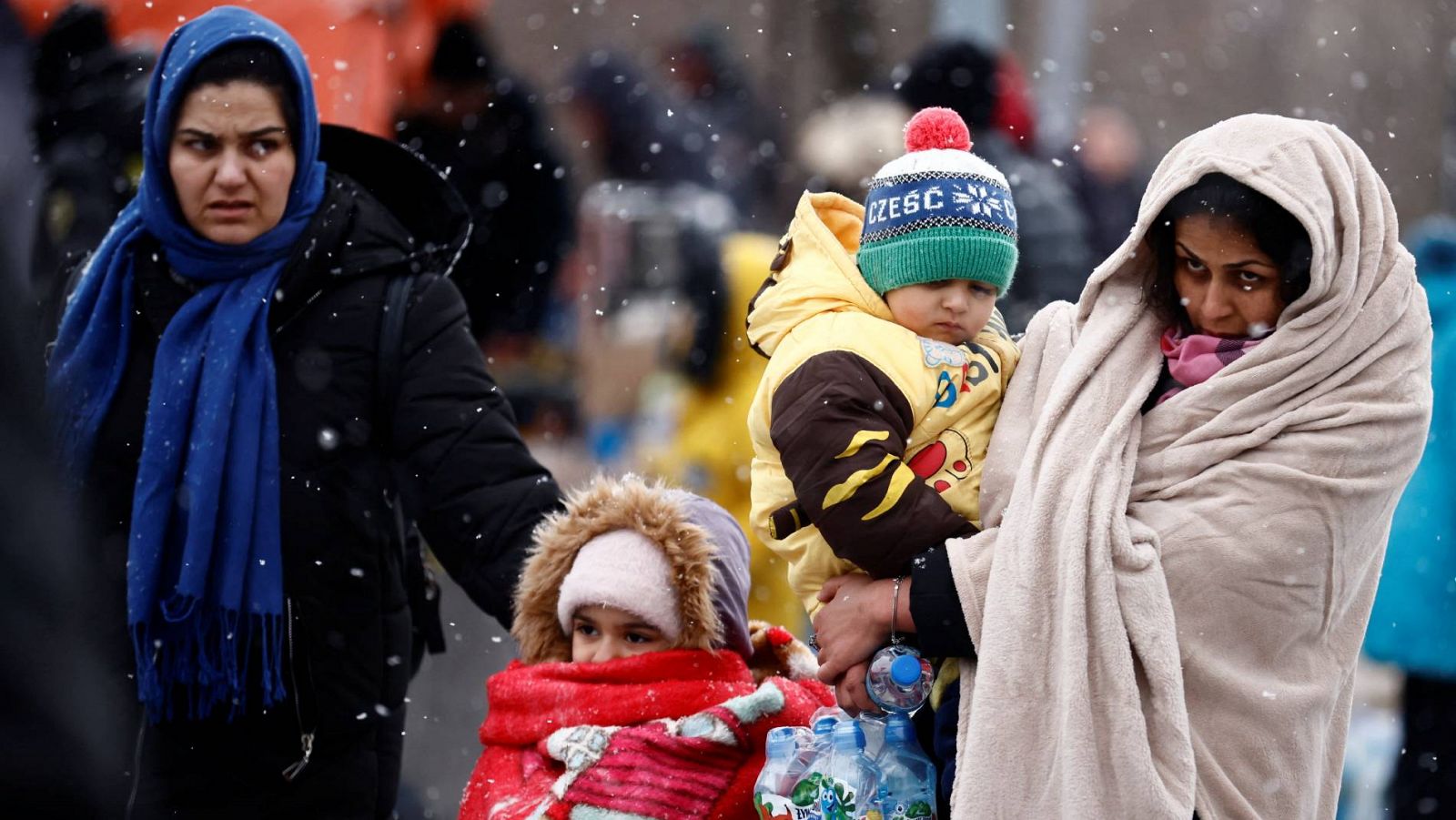 Refugiados que huyen de la invasión de Ucrania llegando al campamento de Przemysl, en Polonia, el 28 de febrero.