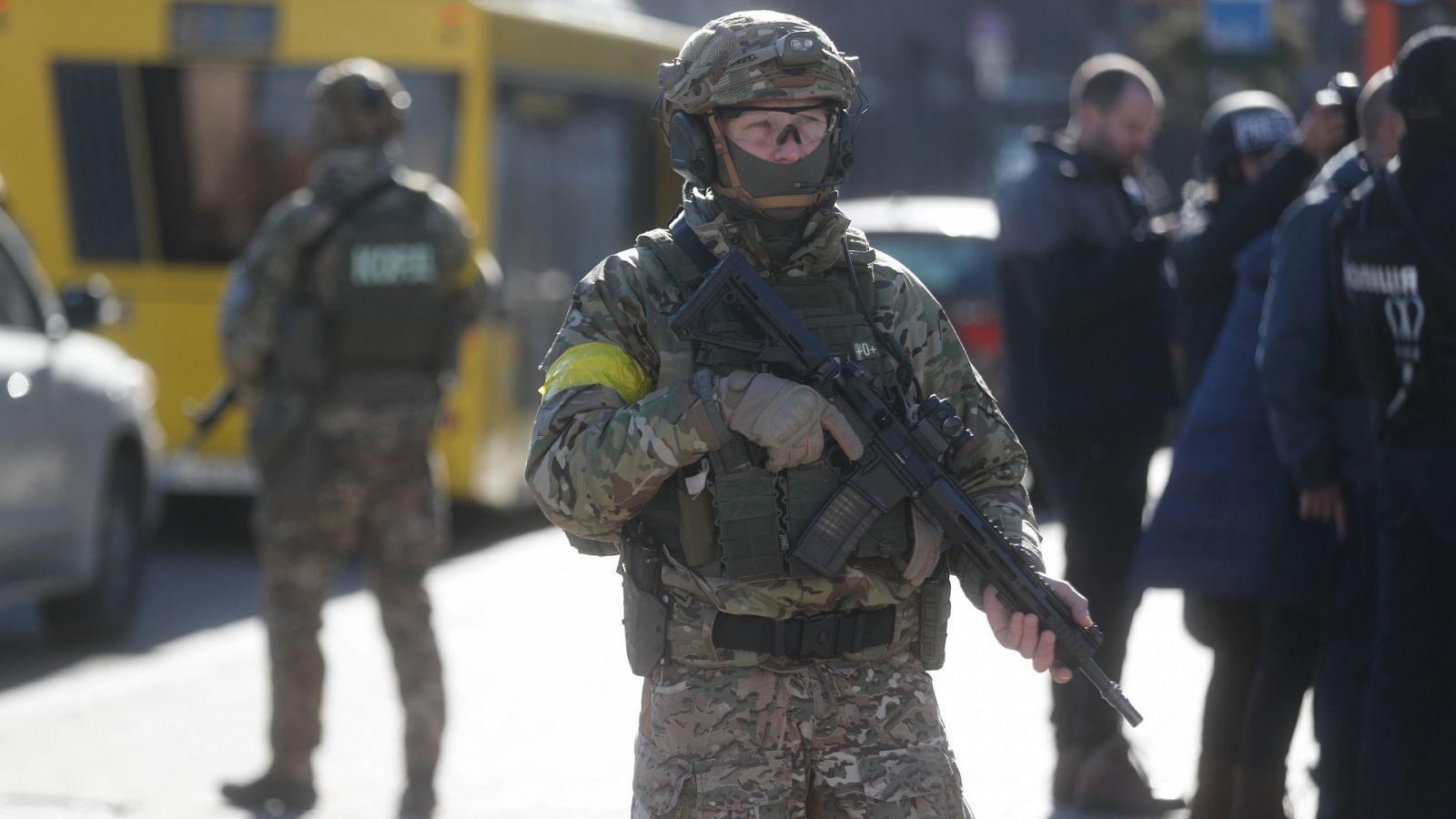 Civíles ucranianos armados en Kiev