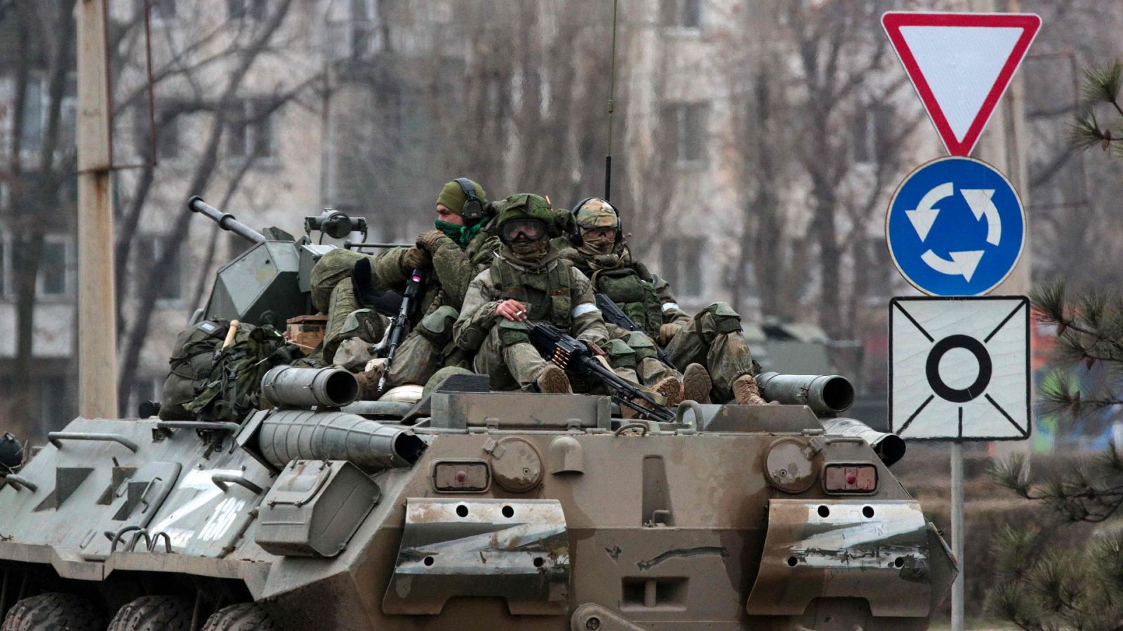 Militares montan encima de un vehículo blindado ruso en Armyansk, Crimea
