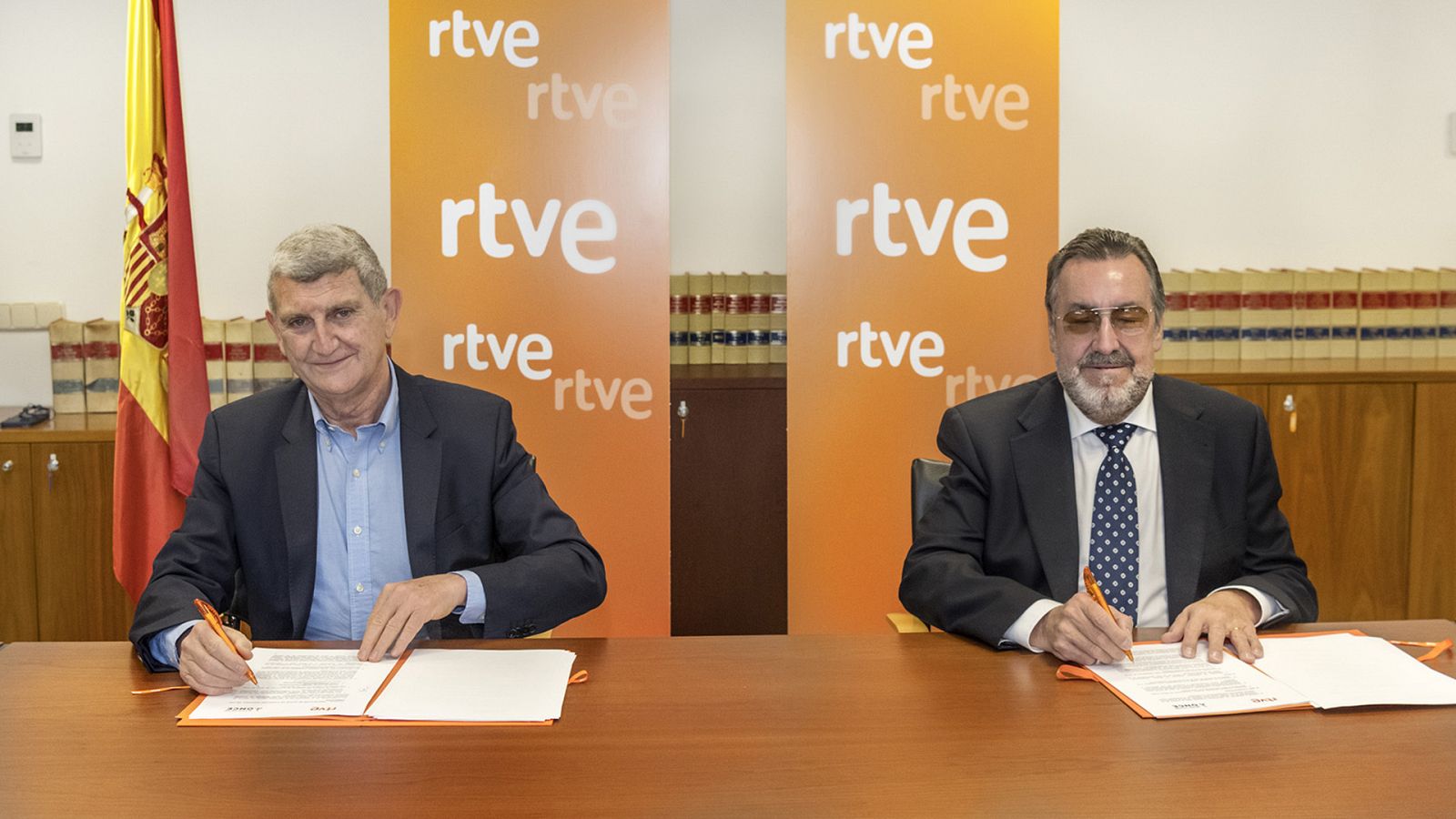 José Manuel Pérez Tornero, presidente de RTVE, y Miguel Carballeda, presidente del Grupo Social ONCE