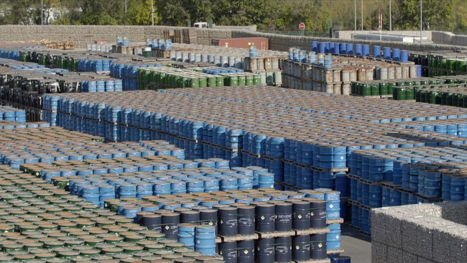 Barriles de residuos radiactivos en la planta de conversión de uranio en Narbona, Francia.