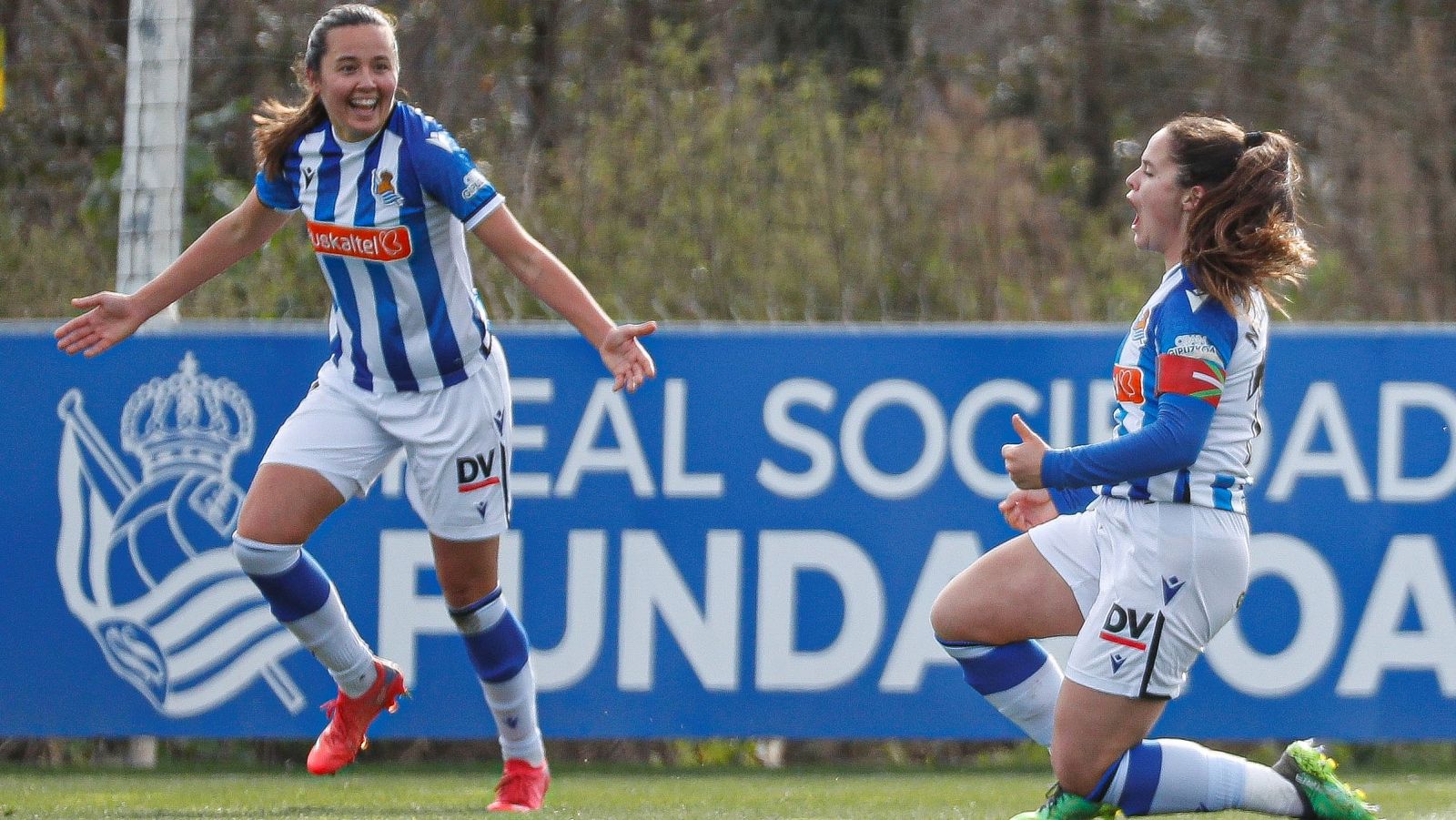 Las jugadoras de la Real Sociedad Eizaguirre y Amaiuir celebran un gol.