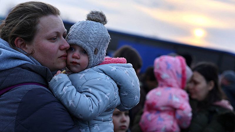 Varias mujeres ucranianas llegan con sus hijos al campo de refugiados de Przemysl, en Polonia