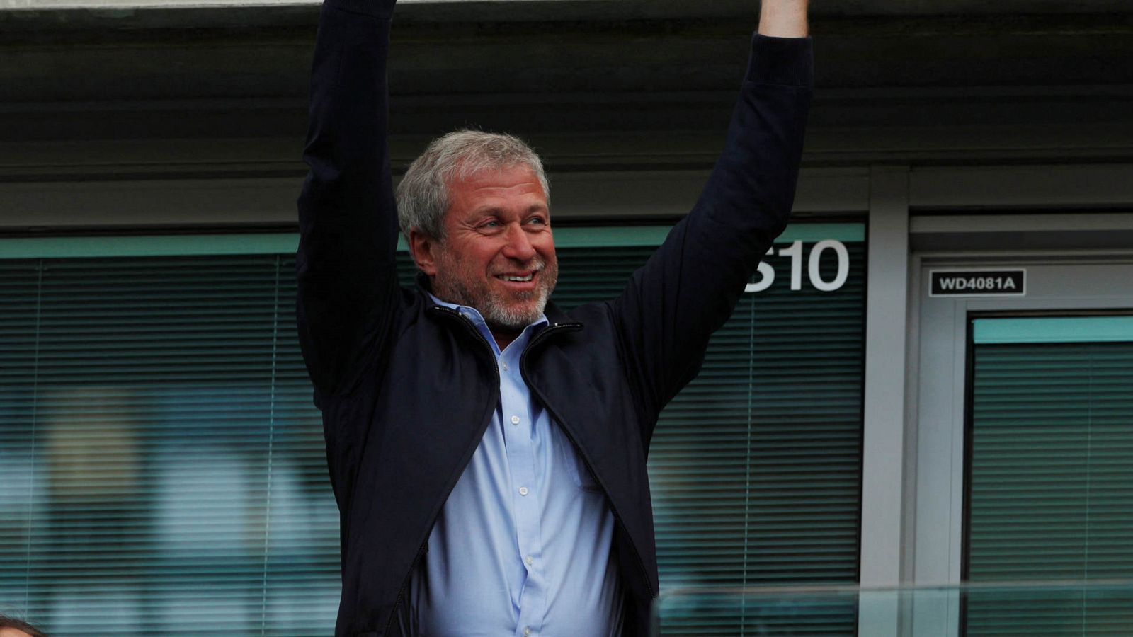 Roman Abramovich saluda desde la tribuna del estadio del Chelsea