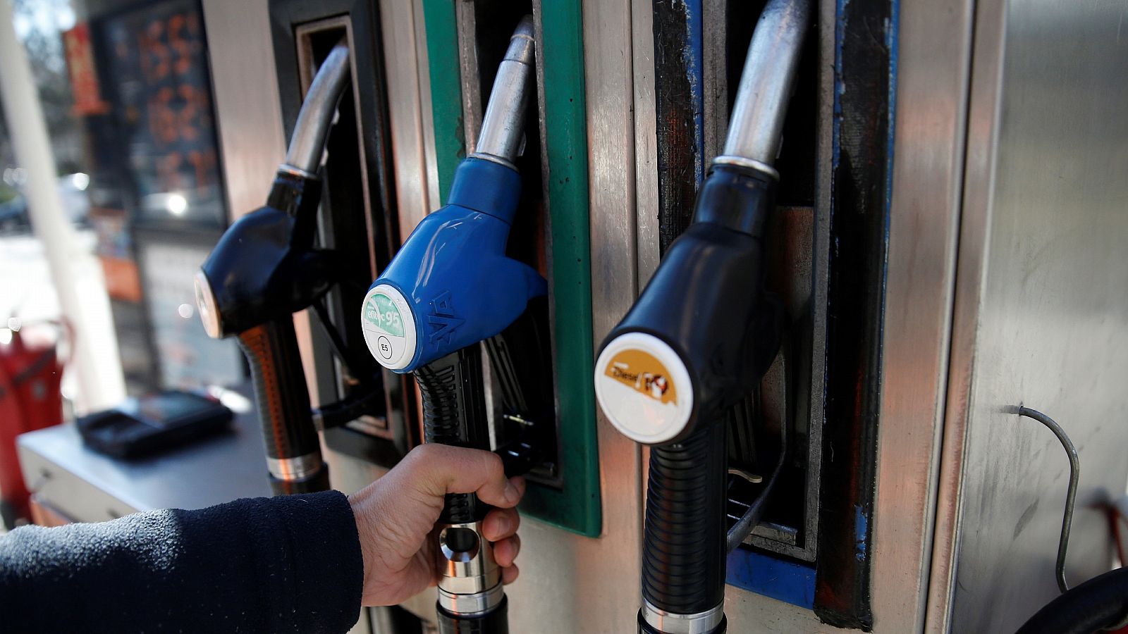 Un hombre se dispone a repostar en una gasolinera.