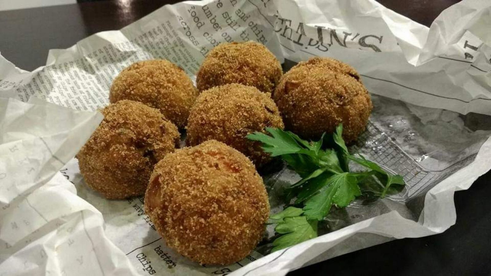 Croquetas de setas al ajillo cocinadas en la taberna El Perro Gamberro